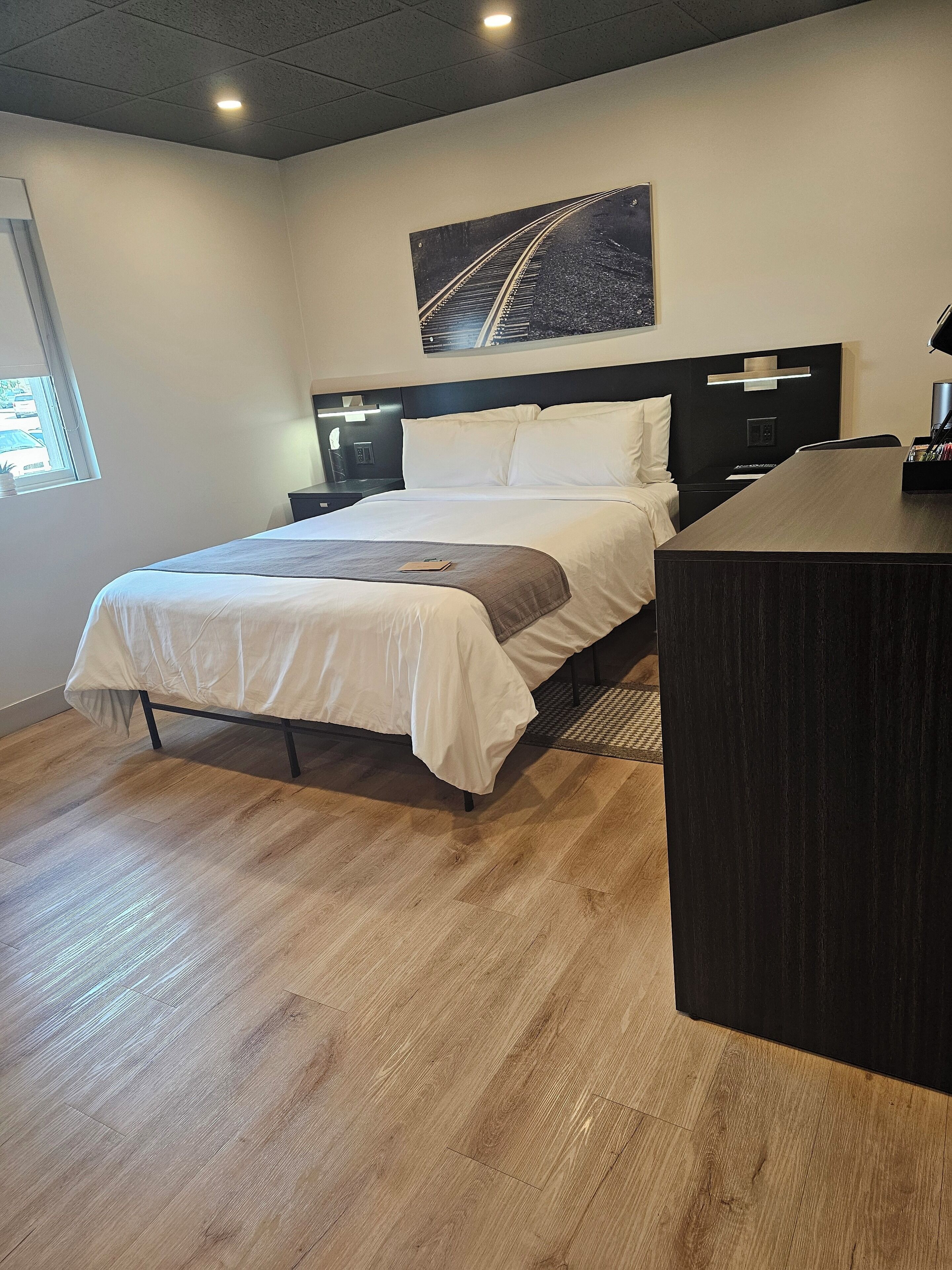 lodge, 1 queen bed | free wifi, bed sheets