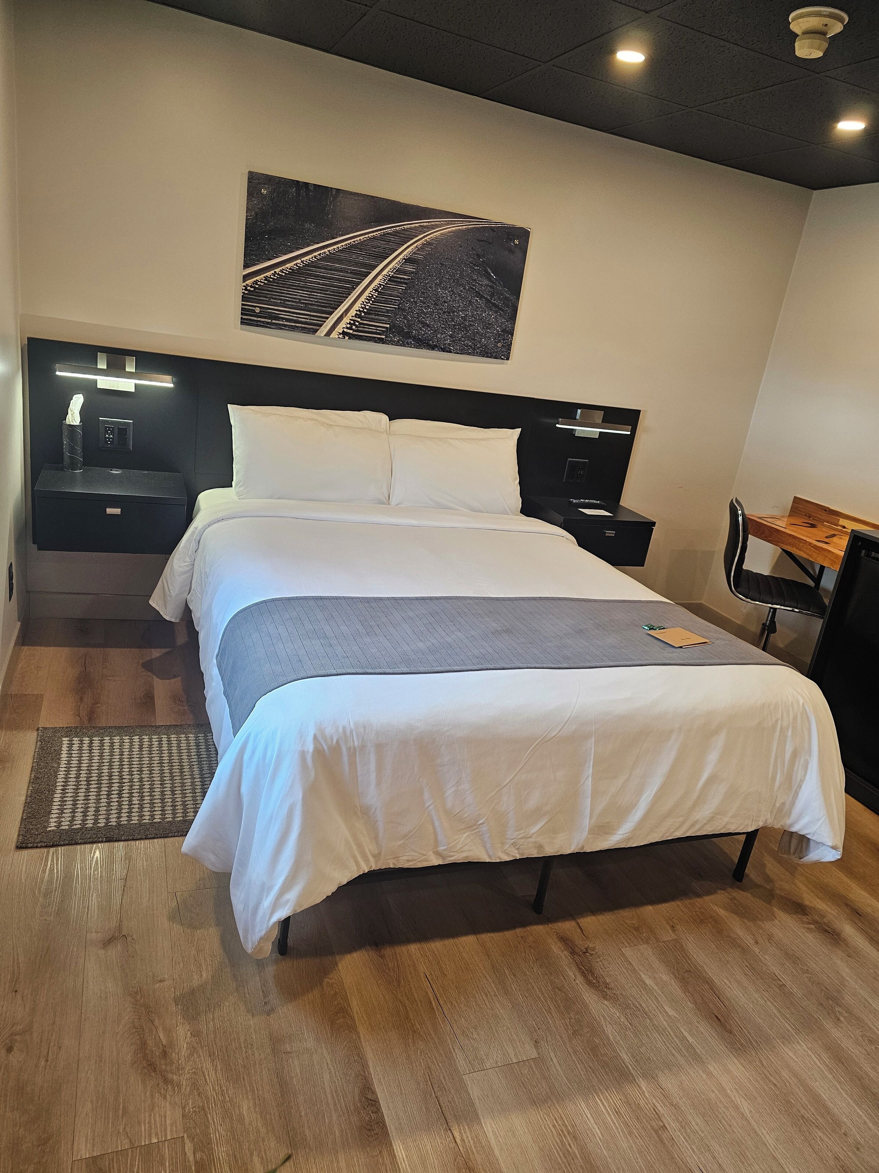 lodge, 1 queen bed | free wifi, bed sheets