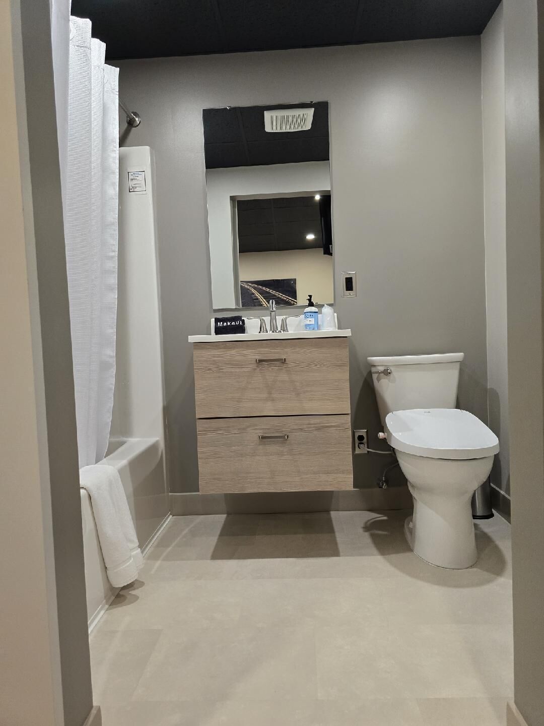 lodge, 1 queen bed | bathroom | shower, free toiletries, towels