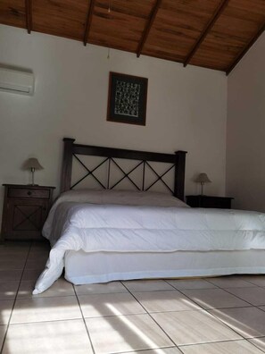 Desk, iron/ironing board, free WiFi, bed sheets - Hotel Bristol Aeropuerto (San José)