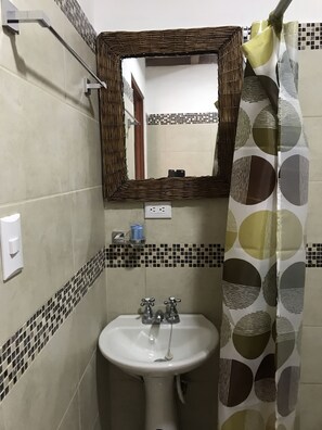 Deluxe Double Room | Baño | Amenidades de baño gratuitas y toallas 