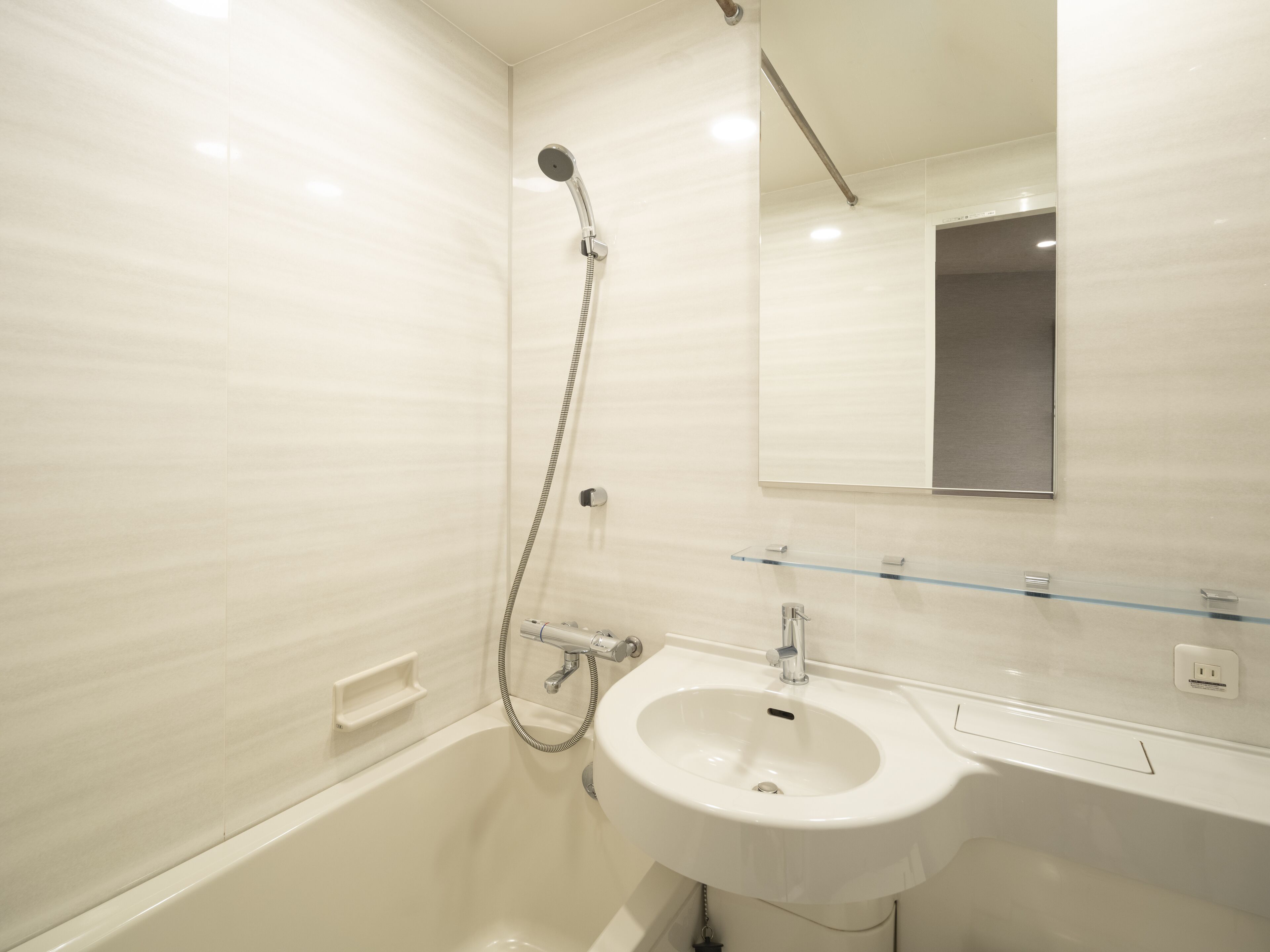 [renovate room] premier twin (non-smoking) | bathroom | combined shower/bathtub, deep-soaking bathtub, free toiletries