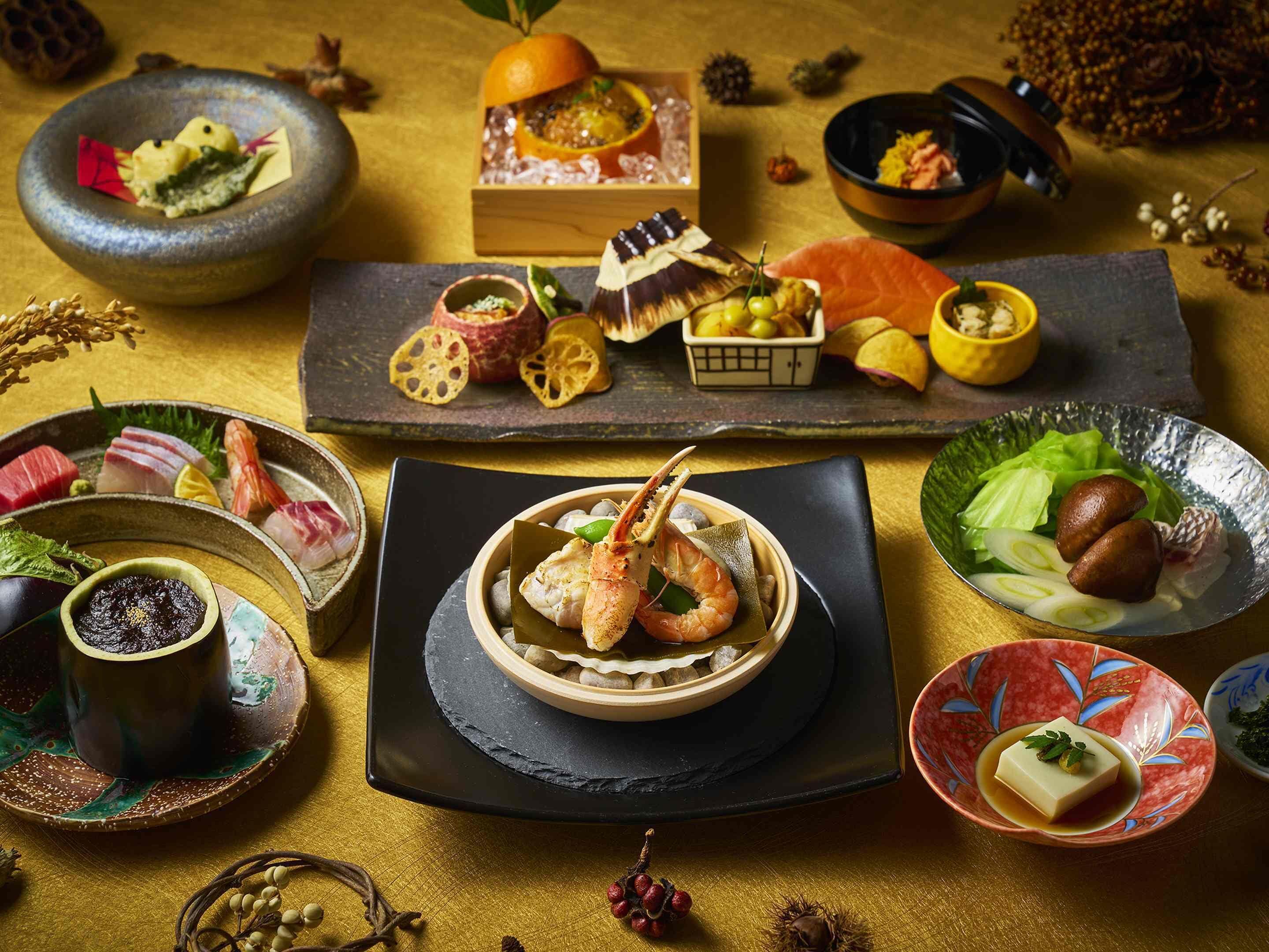 Une variété de plats et un service à thé traditionnel sont disposés sur une table.