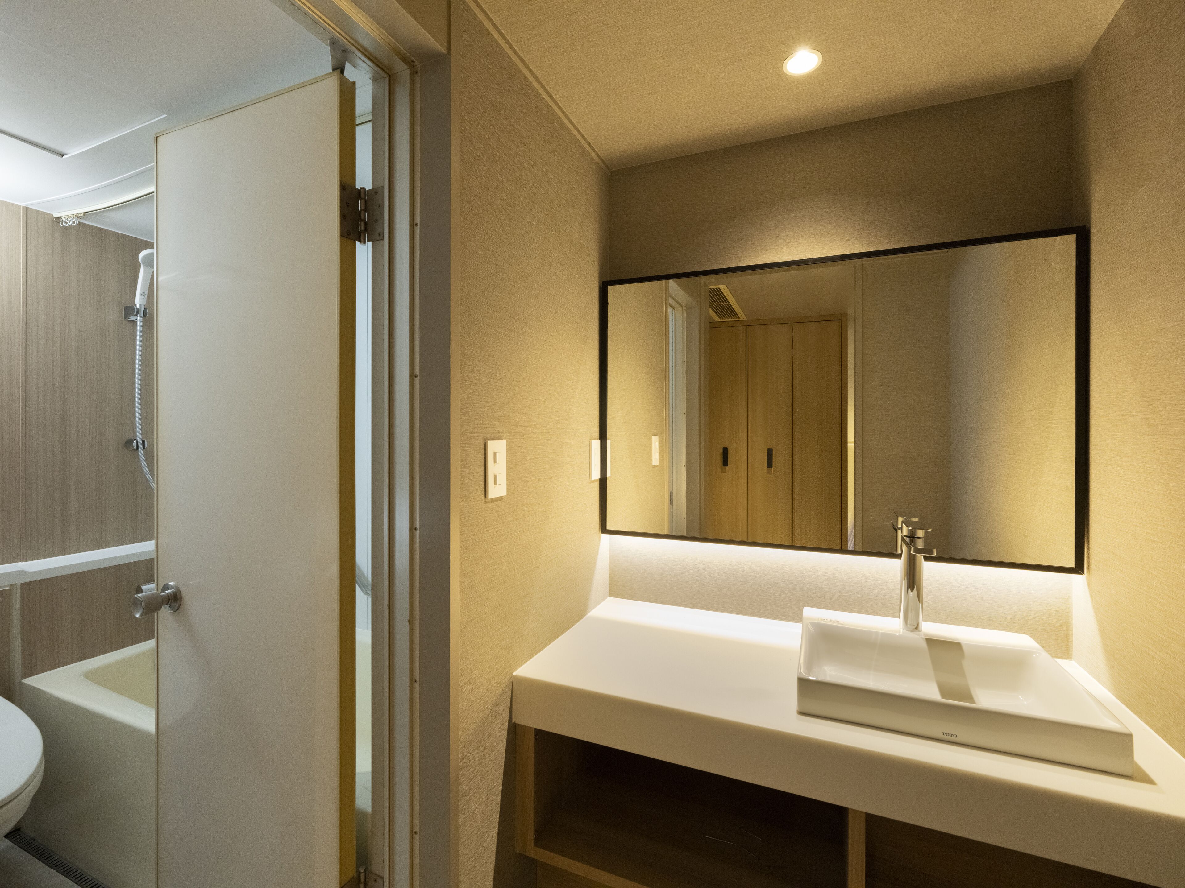 Combined shower/tub, deep soaking tub, free toiletries, hair dryer