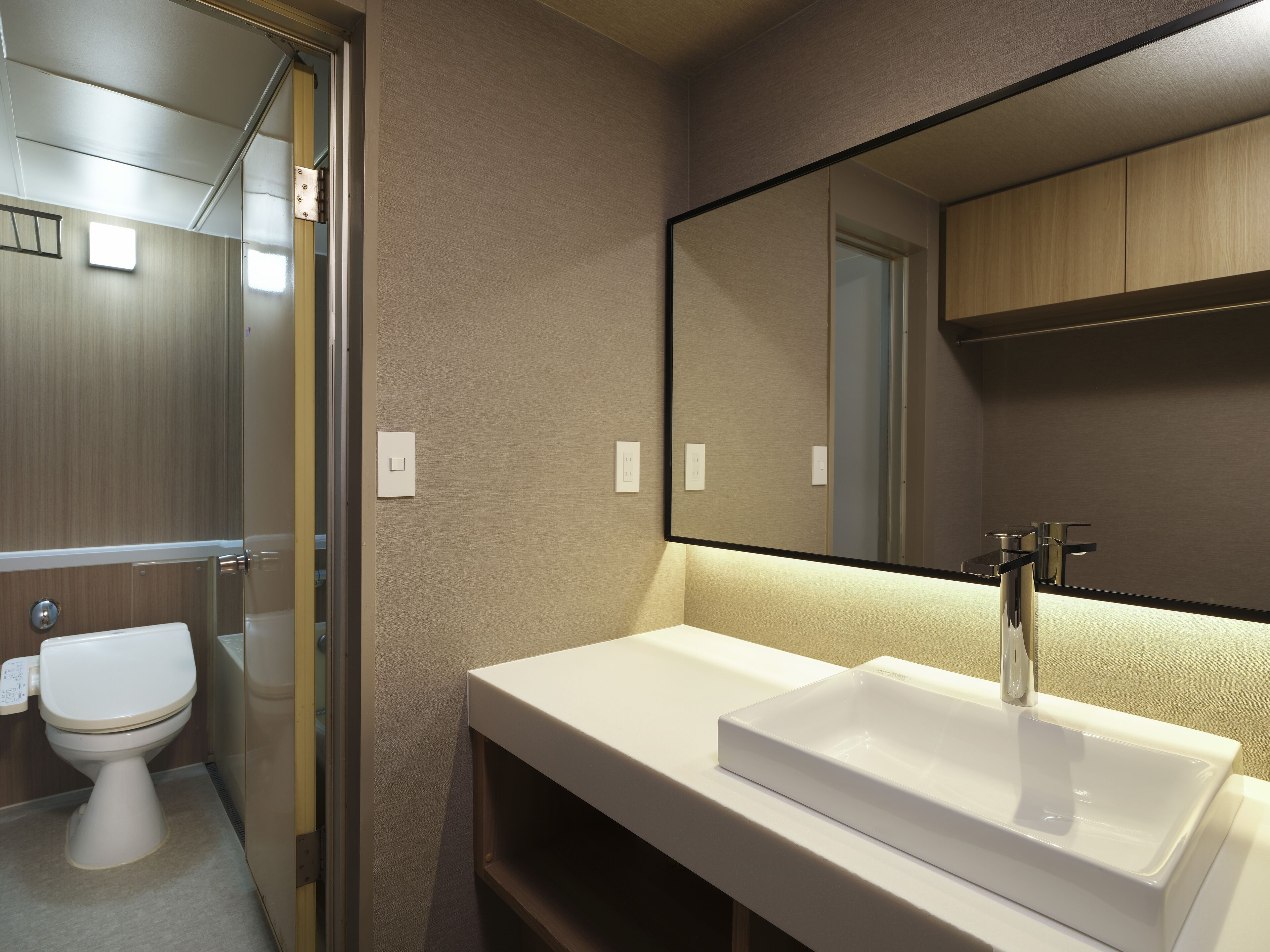 combined shower/bathtub, deep-soaking bathtub, free toiletries