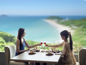 2 restaurants, breakfast served