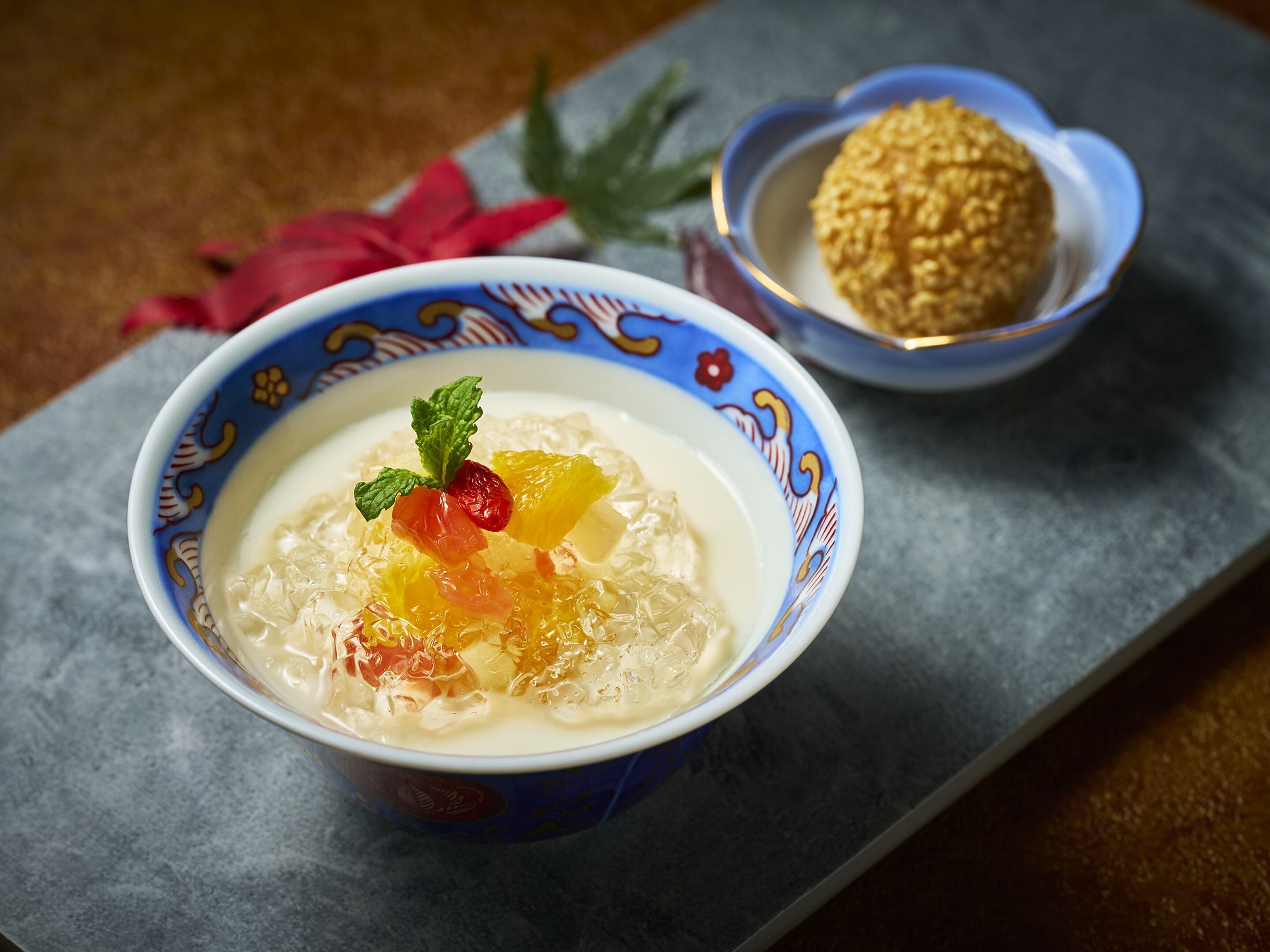 Un tazón de postre con fruta sobre una mesa.