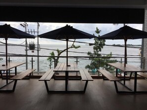 Breakfast, lunch, dinner served; local and international cuisine - Expressia Hotel Makassar (Makassar)