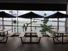 Se sirven desayunos, almuerzos, cenas y cocina local e internacional