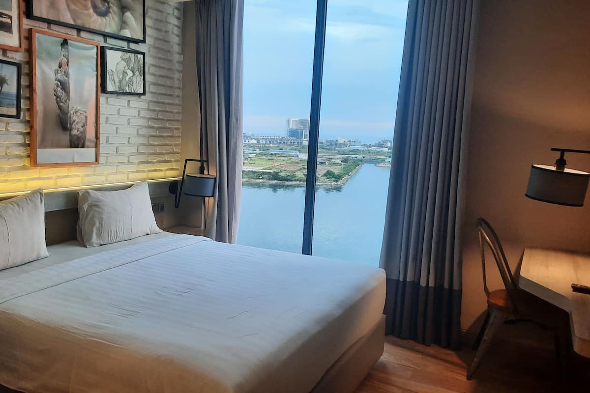 Superior Double Room, 1 Queen Bed, Non Smoking, Sea View | Desk, free WiFi, bed sheets