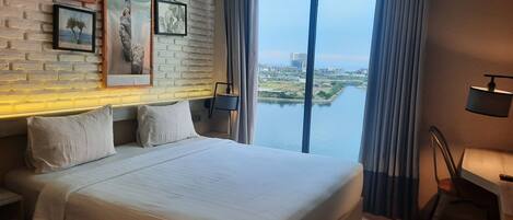 Superior Double Room, 1 Queen Bed, Non Smoking, Sea View | Desk, free WiFi, bed sheets