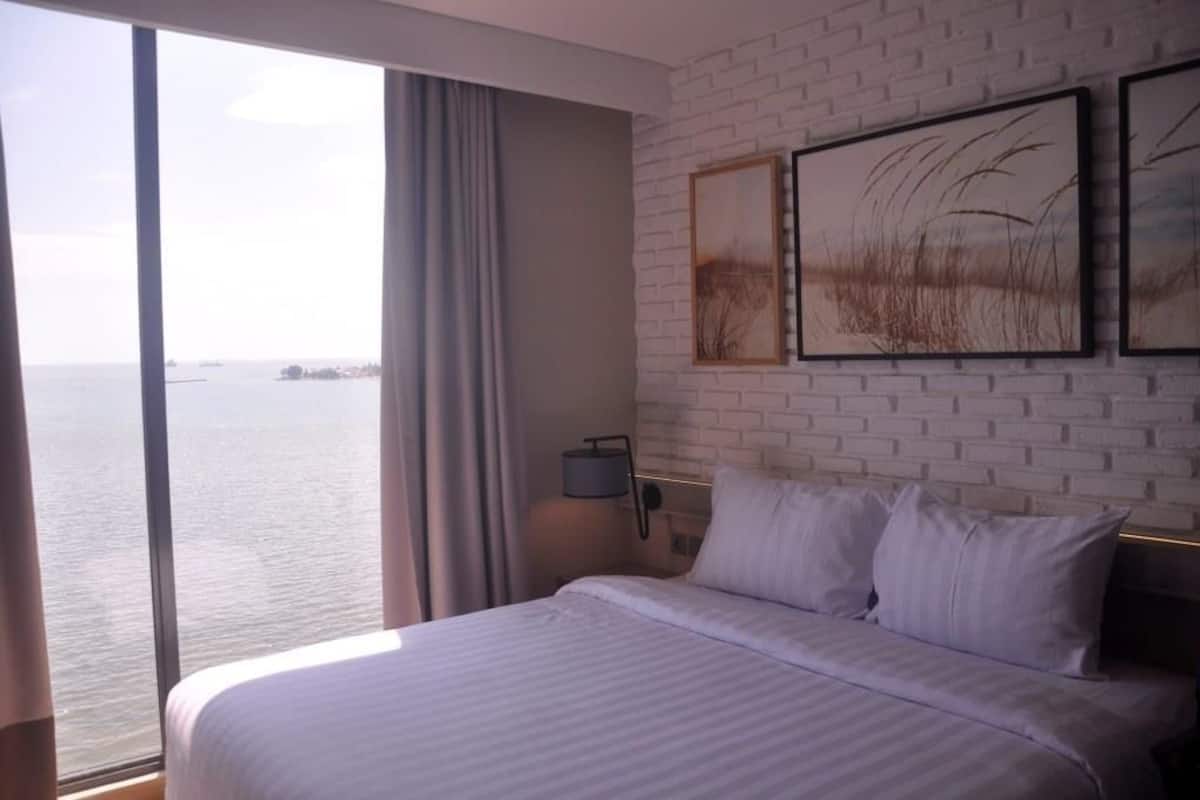 Quarto casal superior, 1 cama Queen, para não fumantes, vista para o mar | Escrivaninha, Wi-Fi de cortesia, roupa de cama