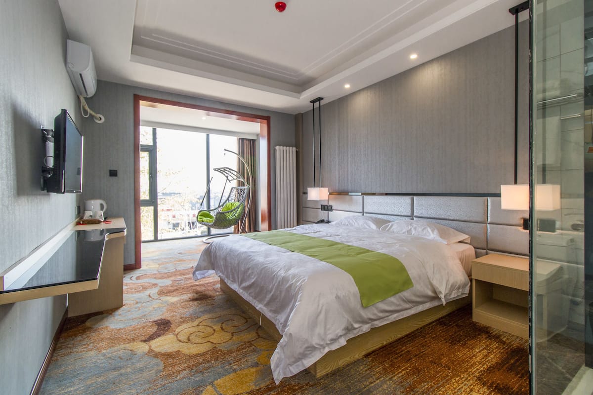 Phòng Deluxe | Minibar, bàn, màn/rèm cản sáng, bàn ủi/dụng cụ ủi quần áo