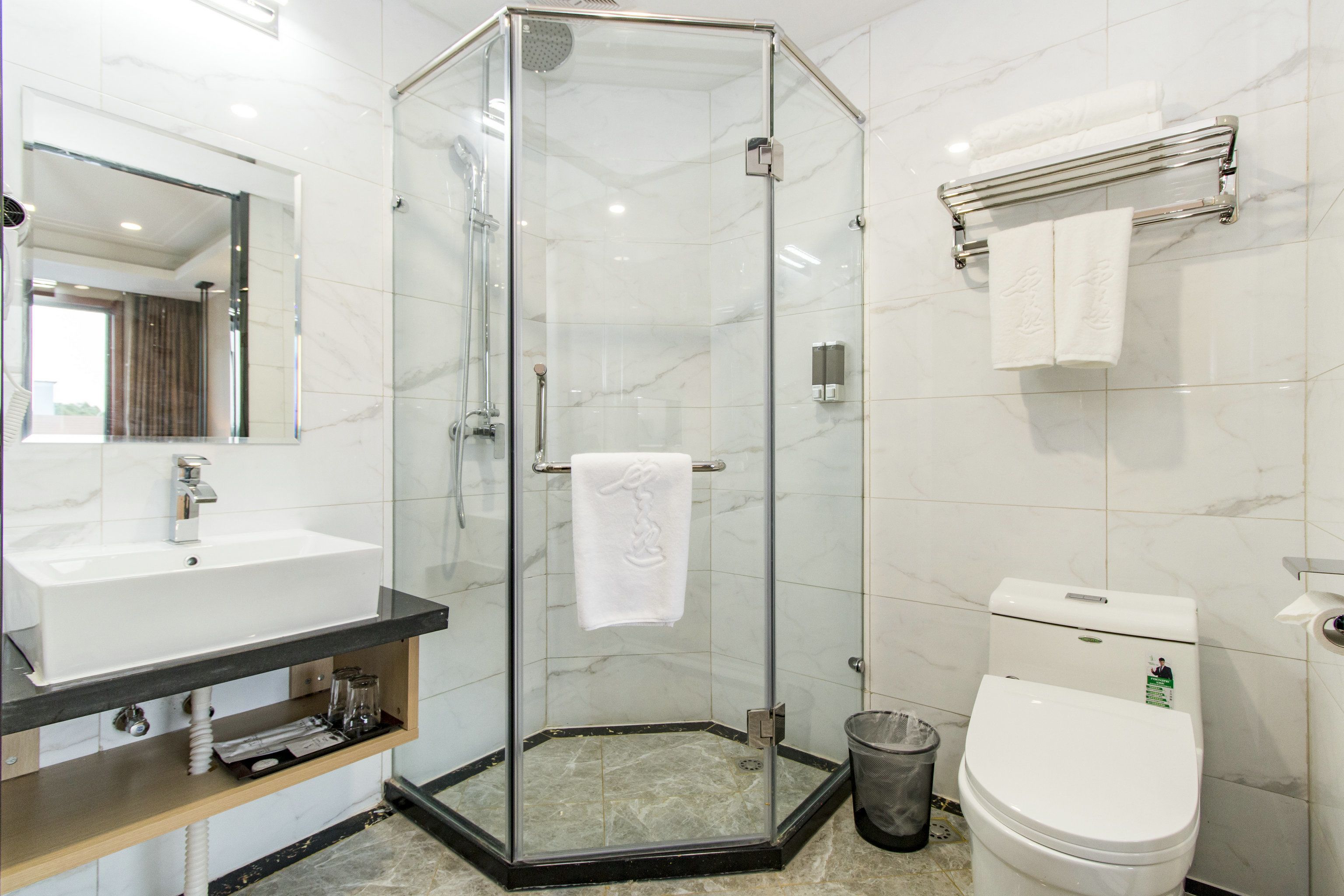 deluxe twin room | bathroom | shower, free toiletries, hair dryer, slippers
