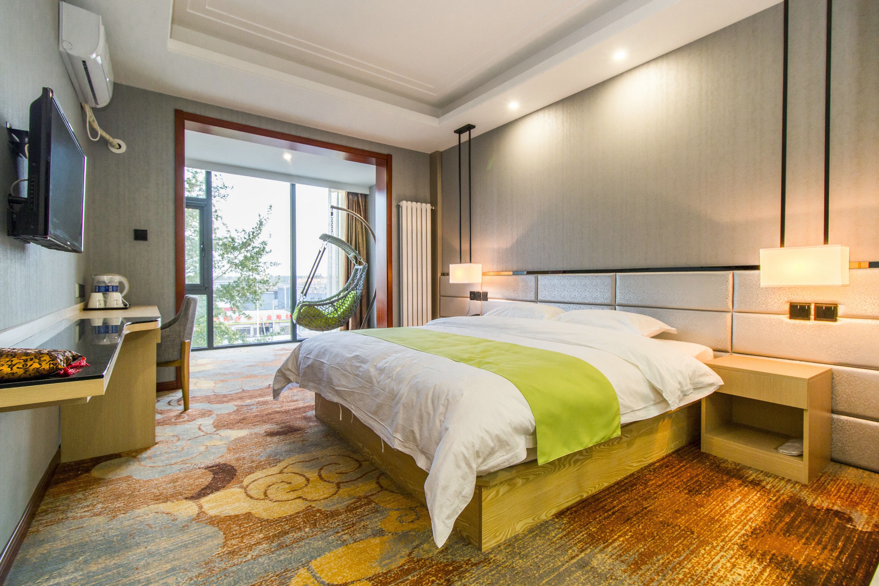 superior king room  | living room | tv