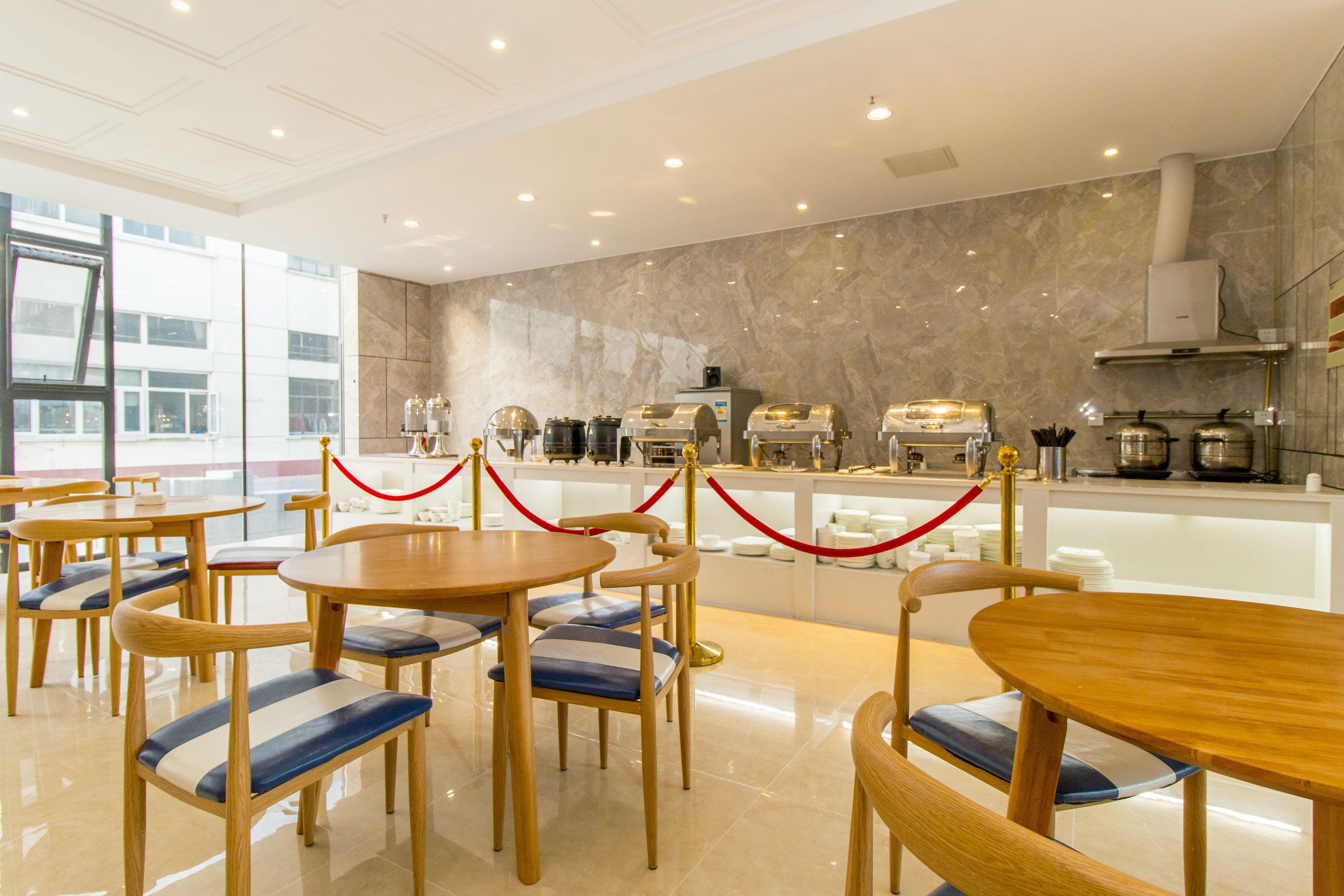 daily buffet breakfast (cny 38 per person)