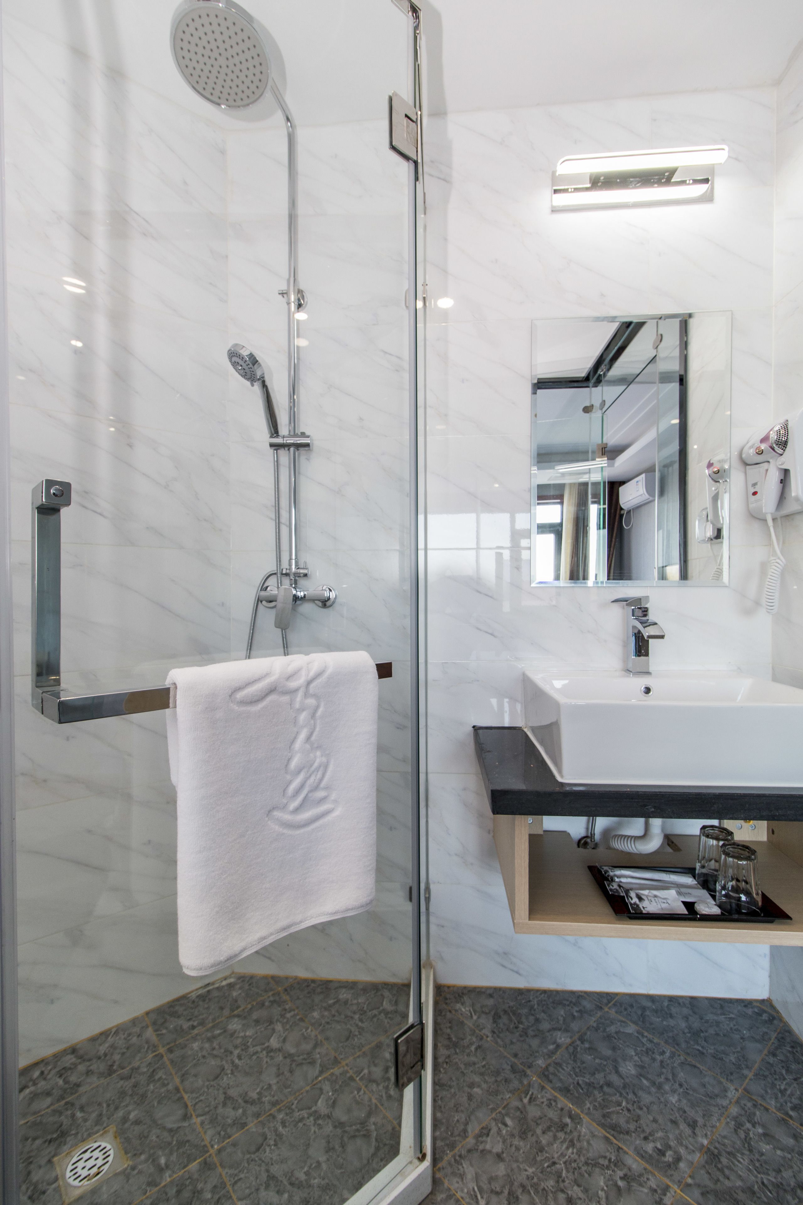 superior twin room | bathroom shower