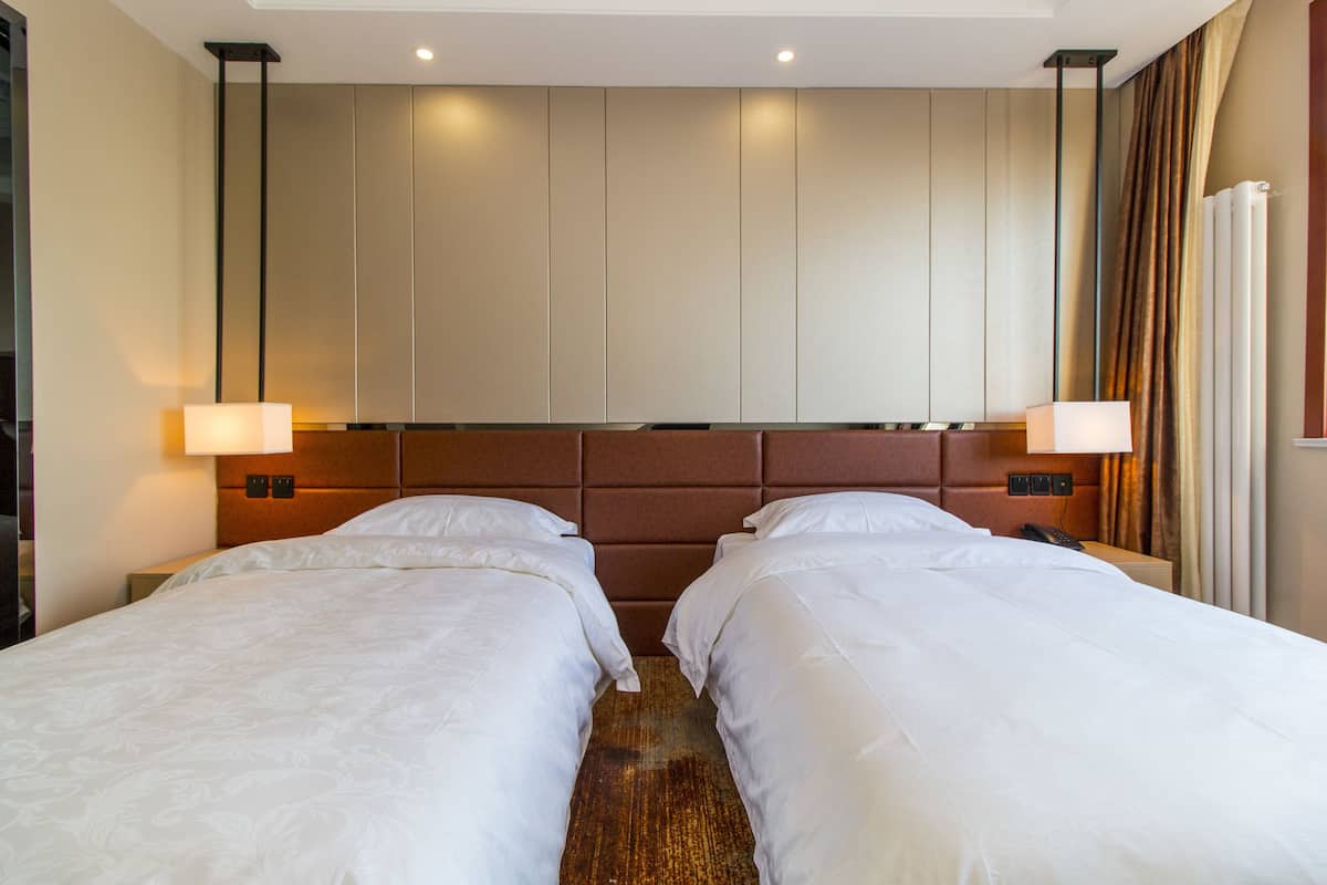 Phòng 2 giường đơn Superior | Minibar, bàn, màn/rèm cản sáng, bàn ủi/dụng cụ ủi quần áo