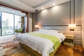 Phòng Deluxe | Minibar, bàn, màn/rèm cản sáng, bàn ủi/dụng cụ ủi quần áo 
