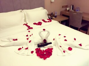 Minibar, skrivebord, blendingsgardiner og wi-fi (inkludert)