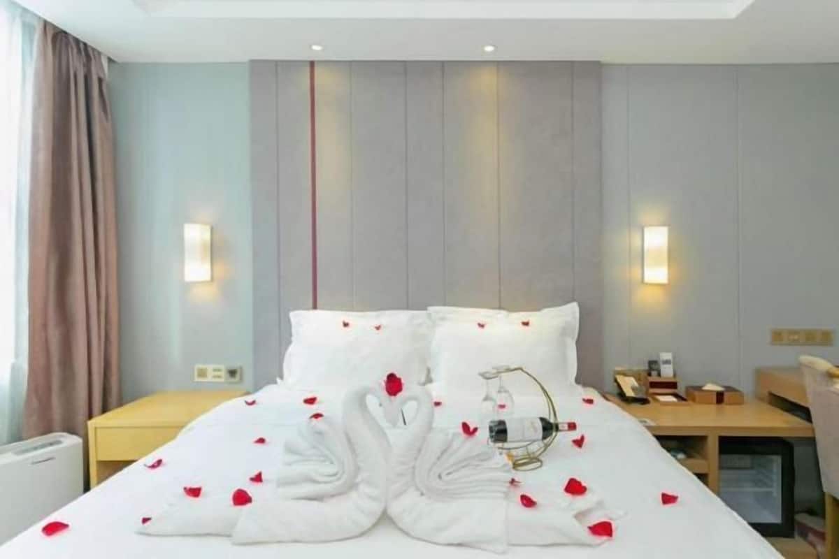 Minibar, desk, blackout curtains, free WiFi