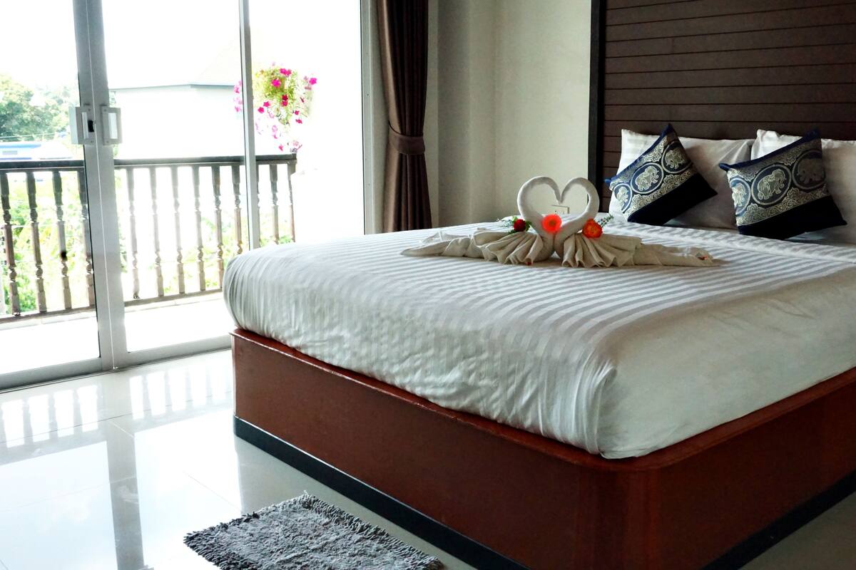 Eenvoudige tweepersoonskamer, voor 1 persoon, 1 queensize bed | Pillowtop-bedden, een kluis op de kamer, een bureau, een laptopwerkplek