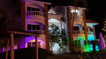 Vista frontal de la propiedad