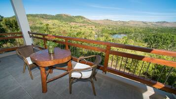 Sarapan dihidangkan, masakan tempatan dan antarabangsa