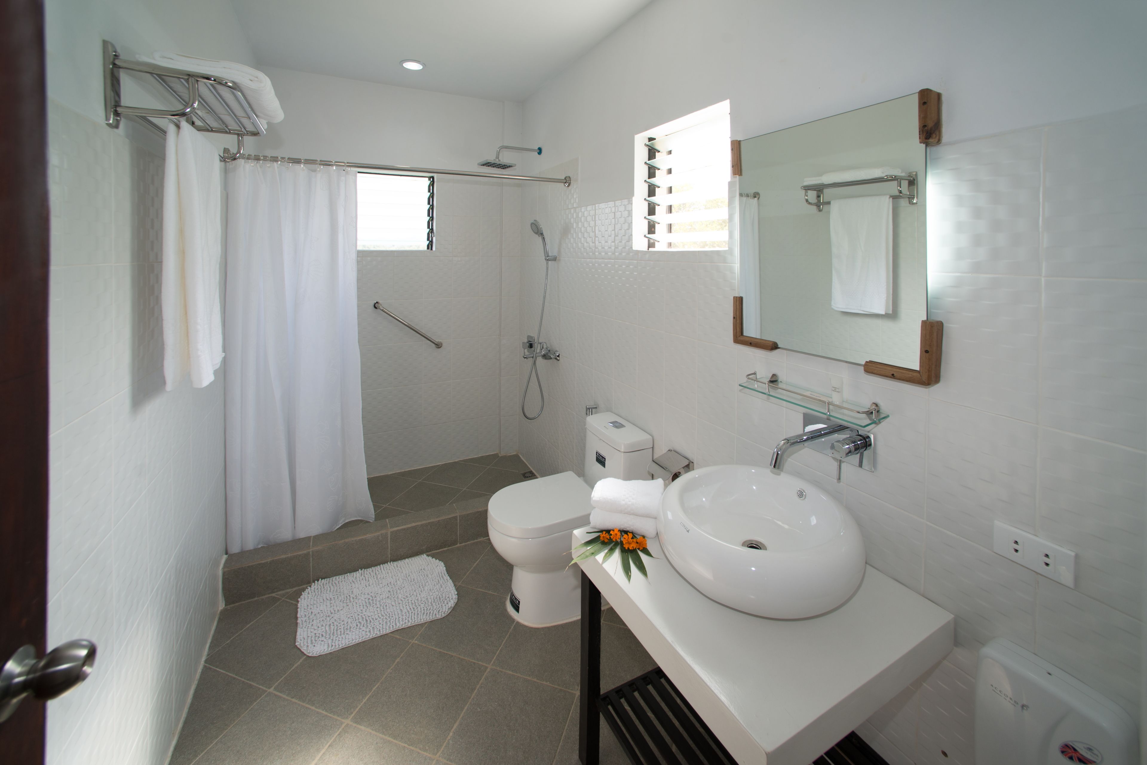 deluxe room, balcony | bathroom | shower, free toiletries, hair dryer, bidet