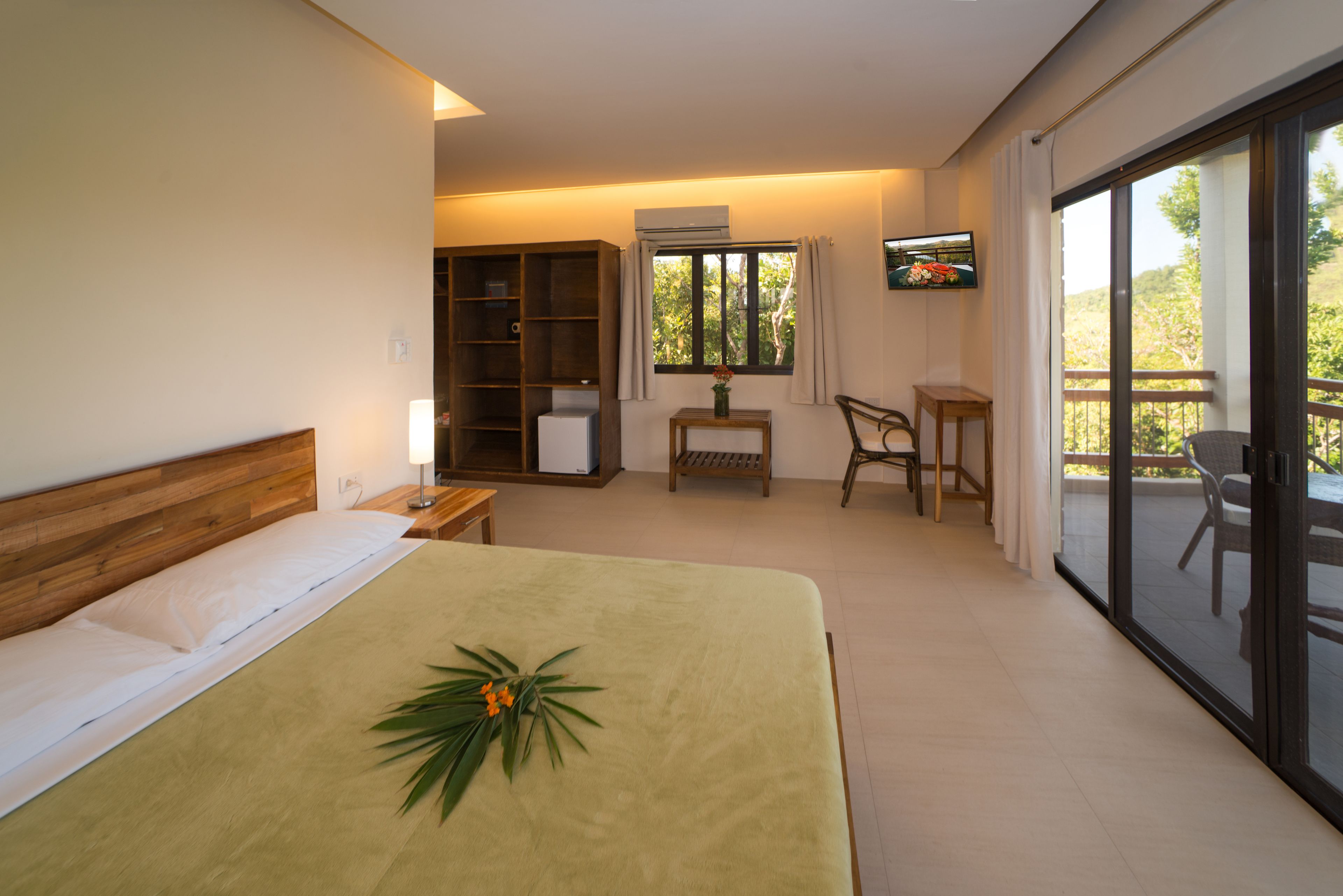 deluxe room, balcony | minibar, in-room safe, desk, blackout curtains