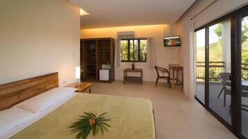 Deluxe Room, Balcony | Bar mini, peti besi dalam bilik, meja, langsir/tirai gelap terus