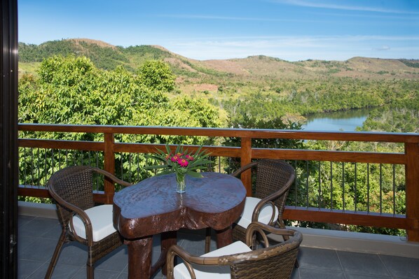 Déjeuner et dîner servis sur place, cuisine locale et internationale