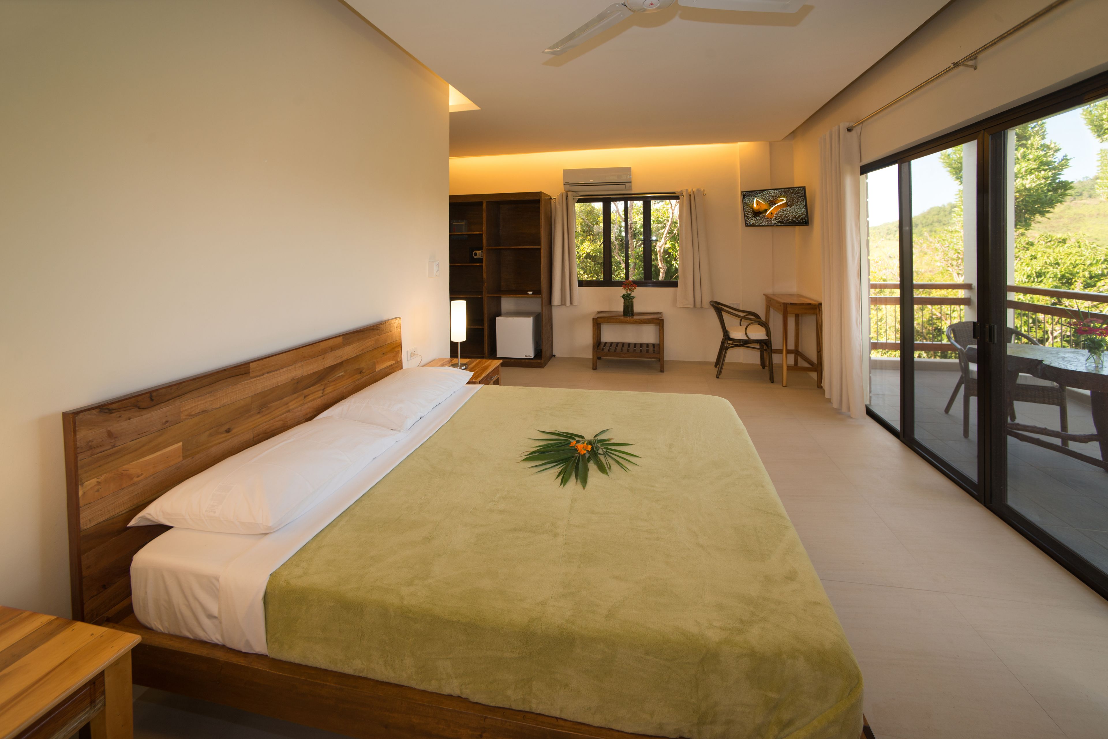 Deluxe-Zimmer, Balkon | Minibar, Zimmersafe, Schreibtisch, Verdunkelungsvorhänge