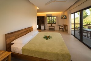 ห้องดีลักซ์, ระเบียง | มินิบาร์, ตู้นิรภัยในห้องพัก, โต๊ะทำงาน, ผ้าม่านกันแสง