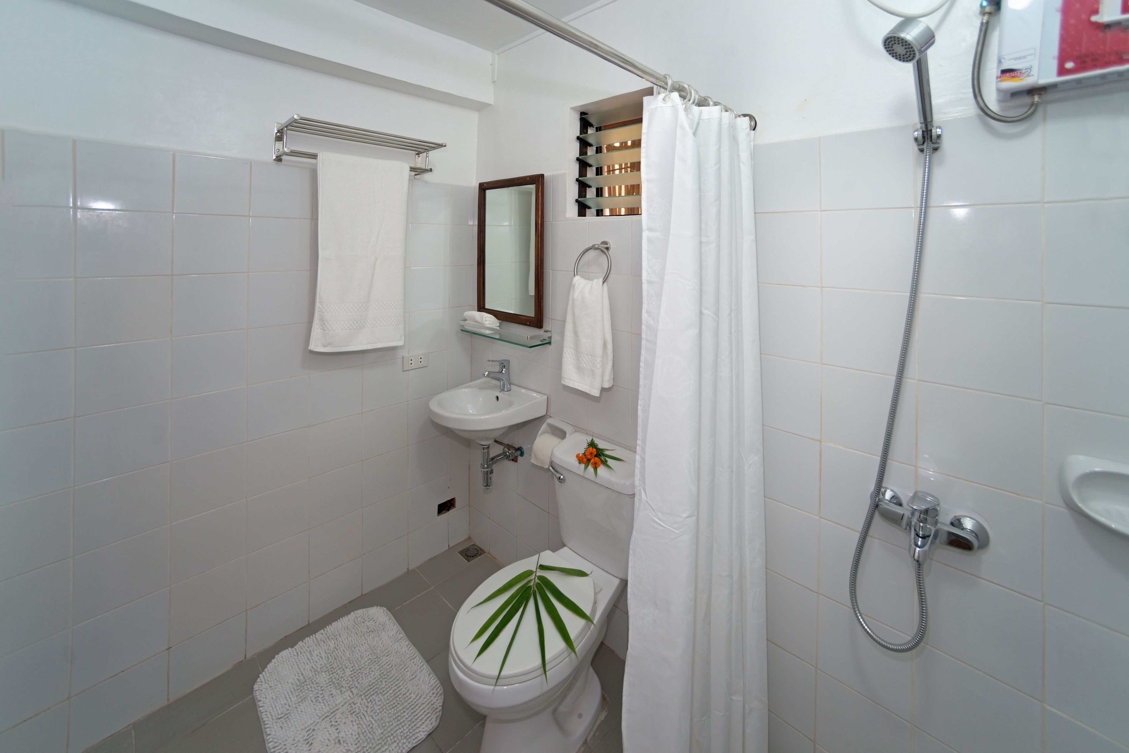 superior 1 | bathroom | shower, free toiletries, hair dryer, bidet