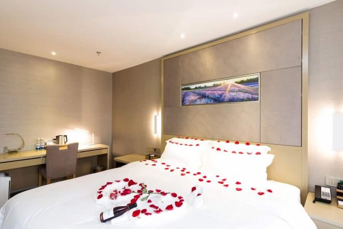 Kamer, 1 queensize bed | Pillowtop-bedden, een minibar, een bureau, verduisterende gordijnen