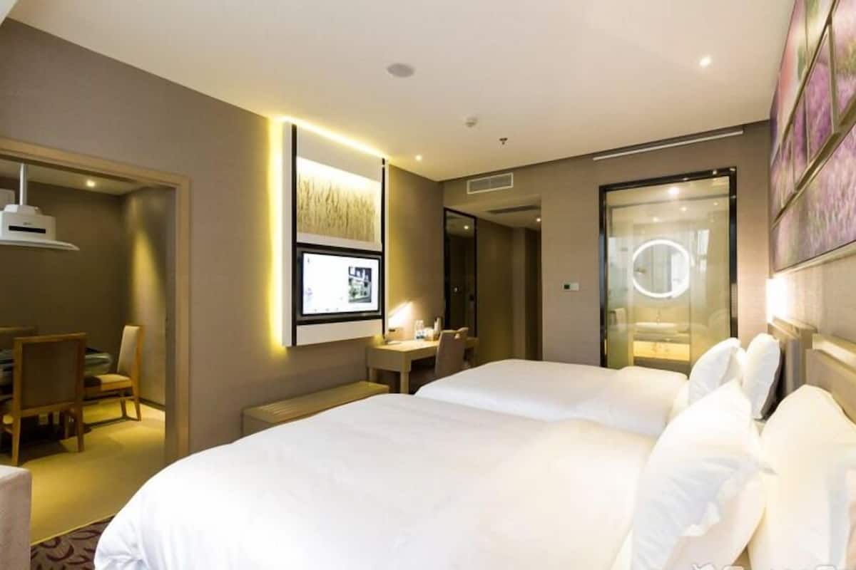 Comfort Twin kamer | Pillowtop-bedden, een minibar, een bureau, verduisterende gordijnen