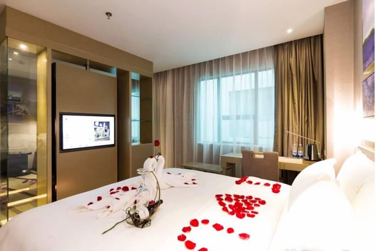 Eenvoudige kamer, 1 queensize bed | Pillowtop-bedden, een minibar, een bureau, verduisterende gordijnen
