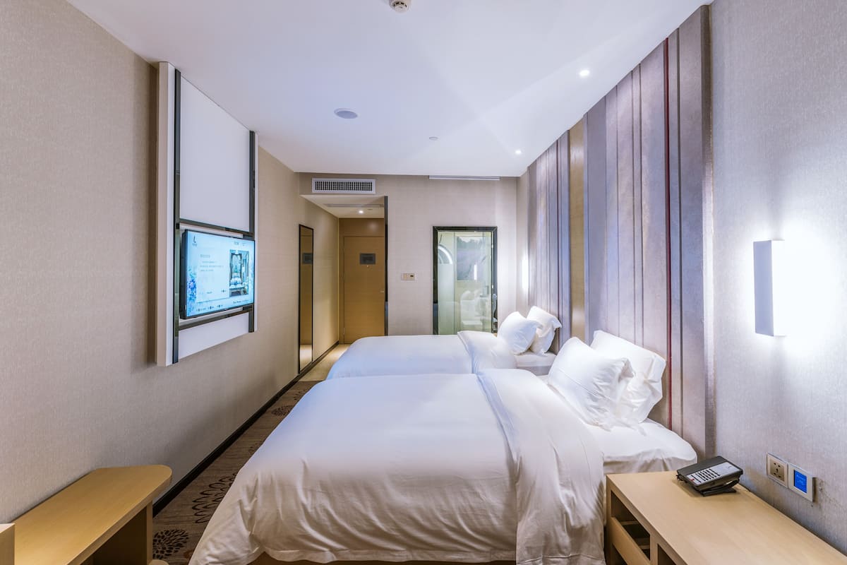 Habitación empresarial con 2 camas individuales | Minibar, escritorio, cortinas blackout y wifi gratis