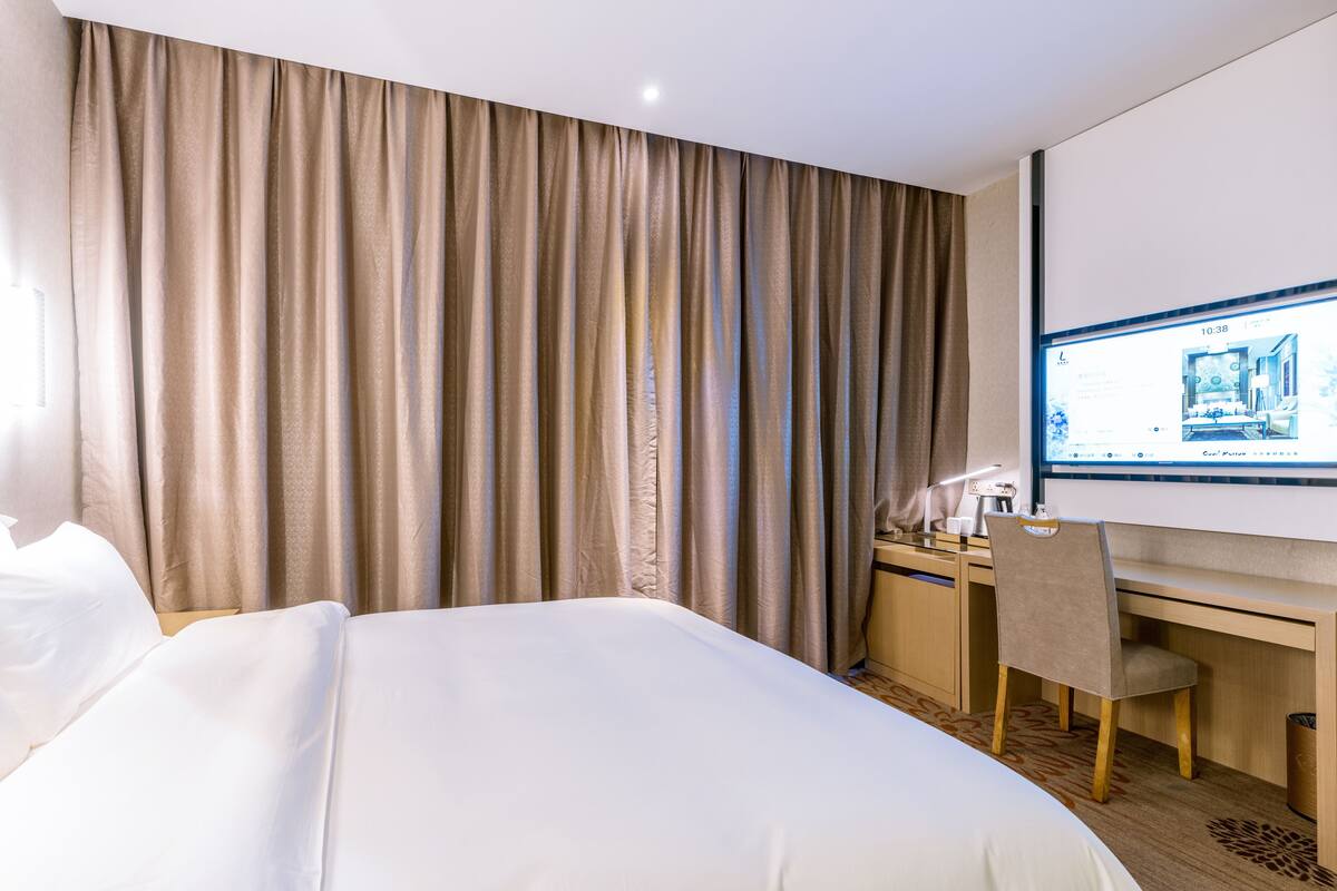 Minibar, desk, blackout drapes, WiFi (free)