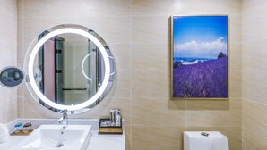 Minibar, skrivebord, blendingsgardiner og wi-fi (inkludert)