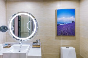 Minibar, escritorio, cortinas opacas y wifi gratis