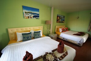 In-room safe, desk, free WiFi, bed sheets - P.U. Inn Resort (Ayutthaya)