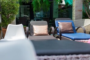 Alberca al aire libre y camastros