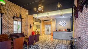 Un ristorante con pareti in mattoni, un pavimento a motivi geometrici e un'area bar con insegna al neon.