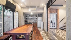 Una cucina moderna con piano cottura integrato, frigorifero e forno a microonde.