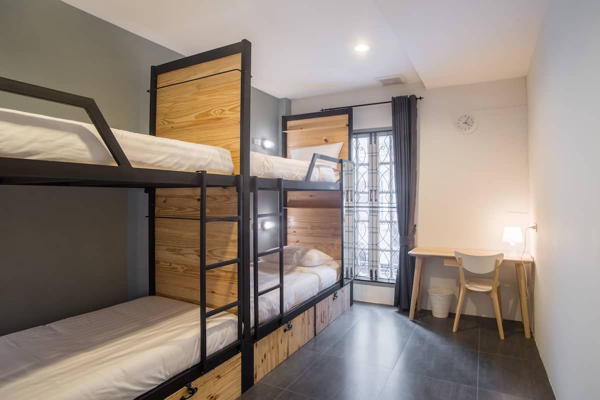 Habitación cuádruple Deluxe | Tabla de planchar con plancha y wifi gratis