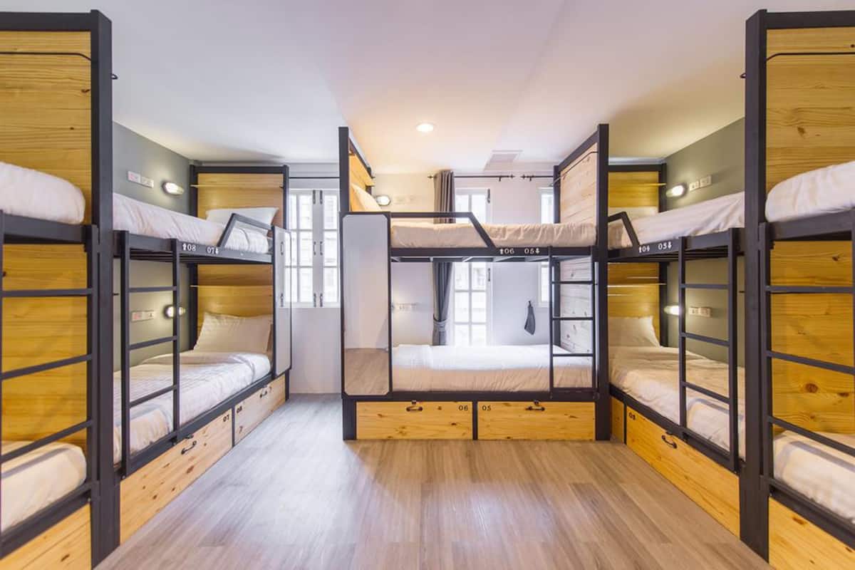 10-Bed Mixed Dormitory | Tabla de planchar con plancha y wifi gratis
