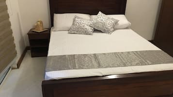 Habitación doble estándar, para no fumadores, baño privado | Escritorio, tabla de planchar con plancha y camas extra gratis