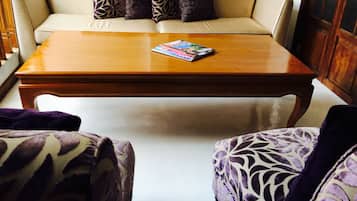 Habitación doble estándar, para no fumadores, baño privado | Área de sala de estar